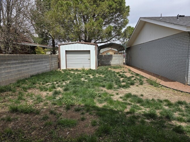 Building Photo - 608 E 17th Ln