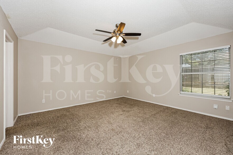 Building Photo - 609 Hollyberry Dr