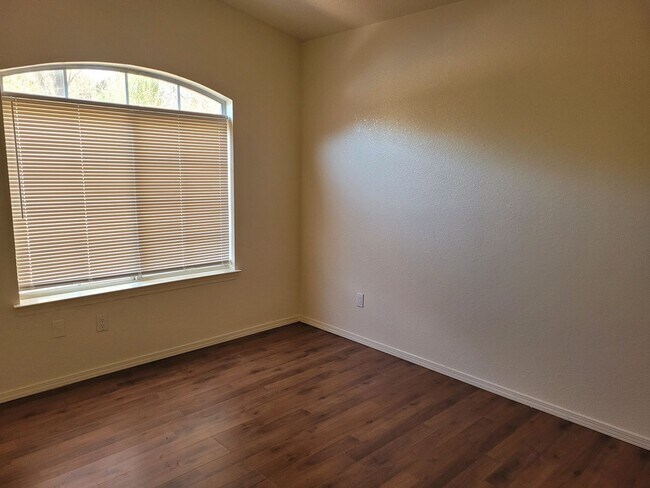 Building Photo - NW 4 Bedroom 2.5 Bath Home Available now!