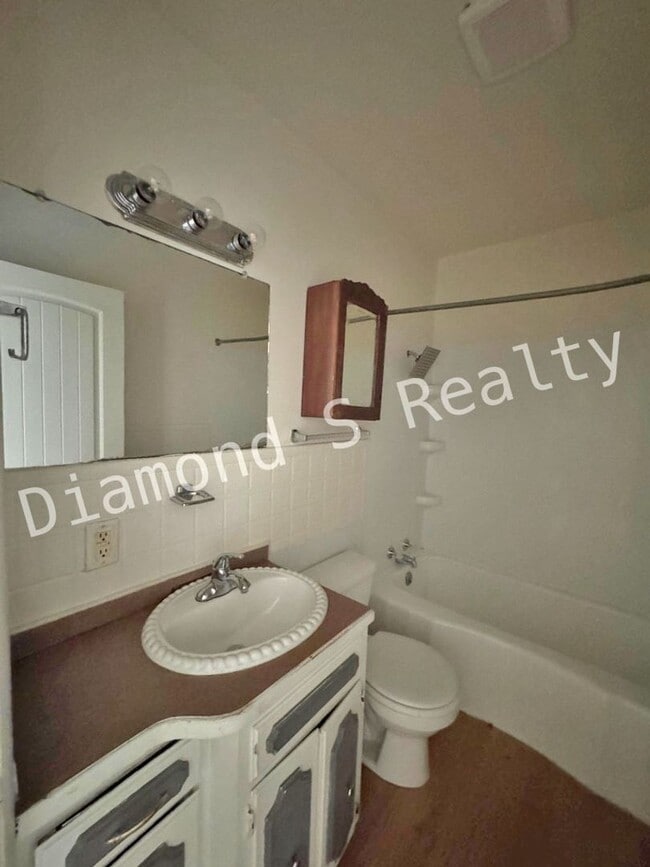 Building Photo - Cute 2 Bedroom Home Located Near Fort & Su...