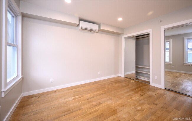 Building Photo - 86 Main St