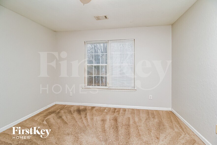 Building Photo - 355 Lakeside Point