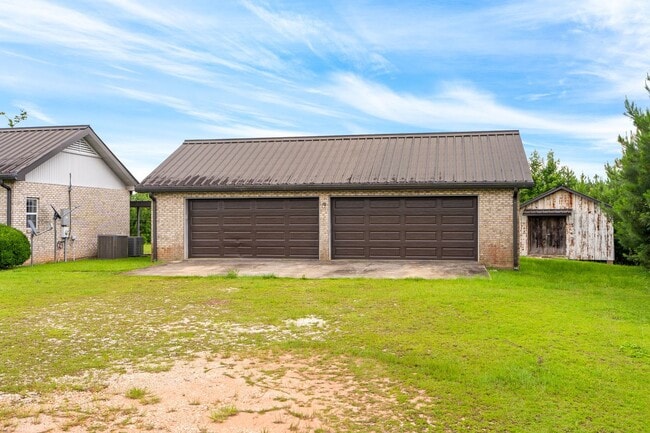 Building Photo - 936 Girls Ranch Rd