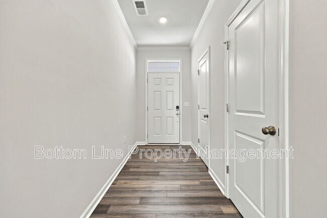 Building Photo - 5811 Woodlawn Dr