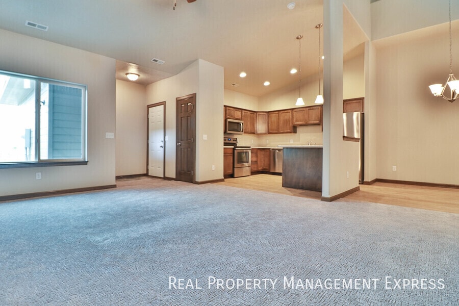 Building Photo - 3 Bedroom Luxury Townhome with 2-Stall Garage