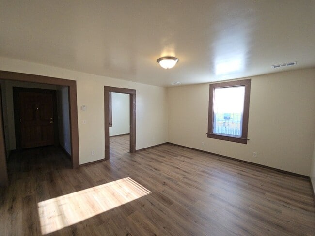 Building Photo - 3BR Eureka home offers remodeled interior, large yard and outbuildings!