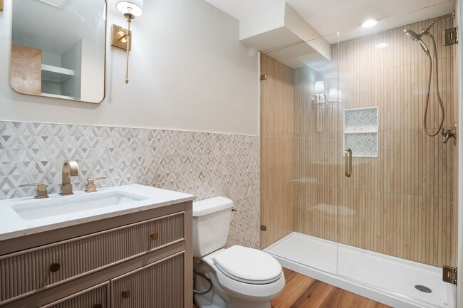 Building Photo - 5 Bed/4.5 Bath Undergrads OK Close to VT