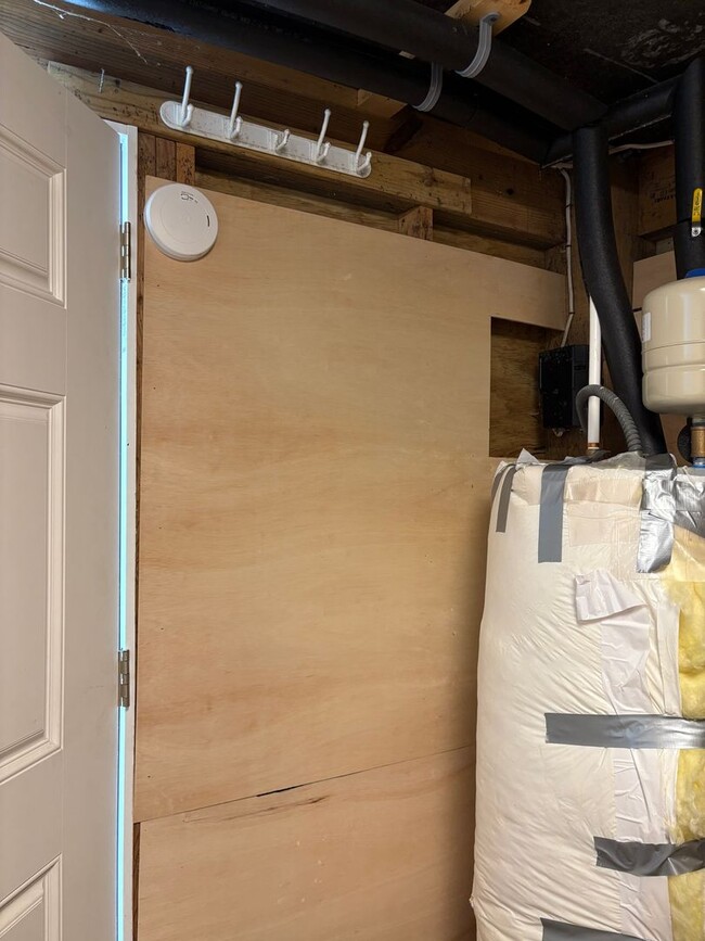 Building Photo - Available now for 12 month lease! 2150 per month (no pets)