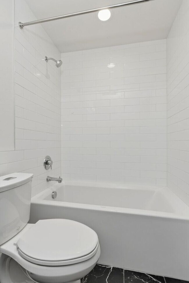 Building Photo - Air-Conditioned Standalone Townhome in Coveted Lincoln Park (1st Month Free)