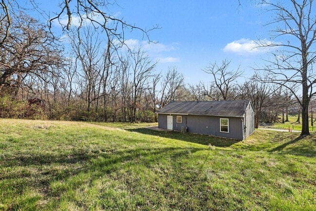 Building Photo - Charming 3 bedroom 1 bath in South Kansas City!!