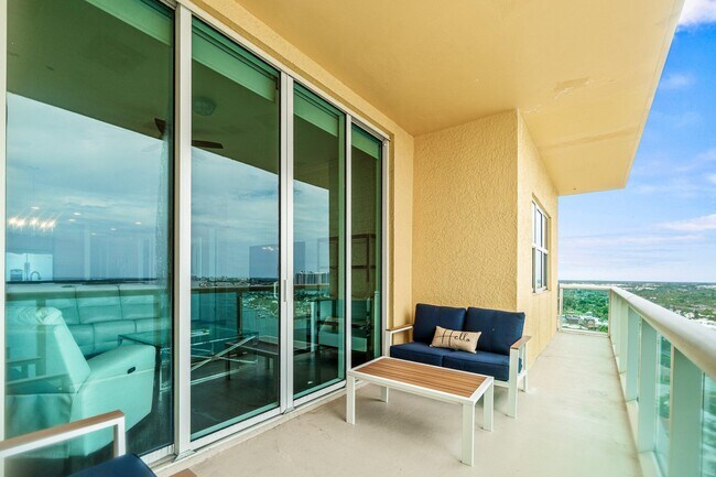 Building Photo - 2650 Lake Shore Dr
