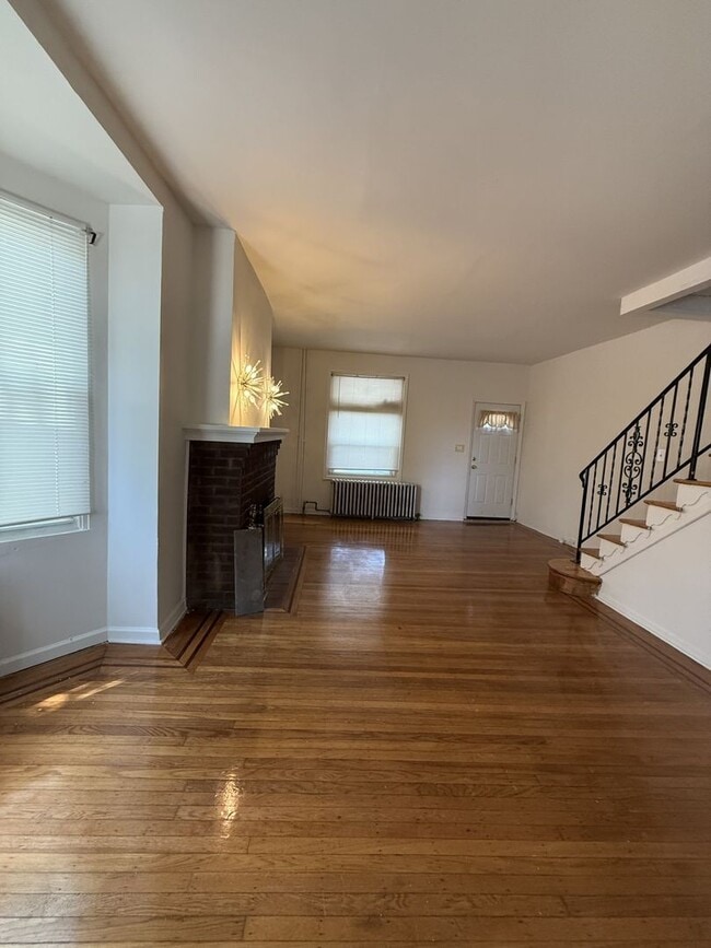 Building Photo - Comfortable 3BR Home Near Transportation – Available Now