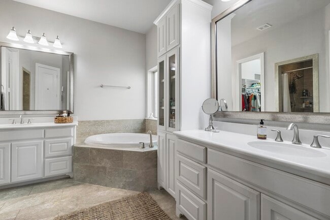 Building Photo - 1104 Steele Ln