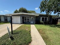 Building Photo - 117 Holly Dr