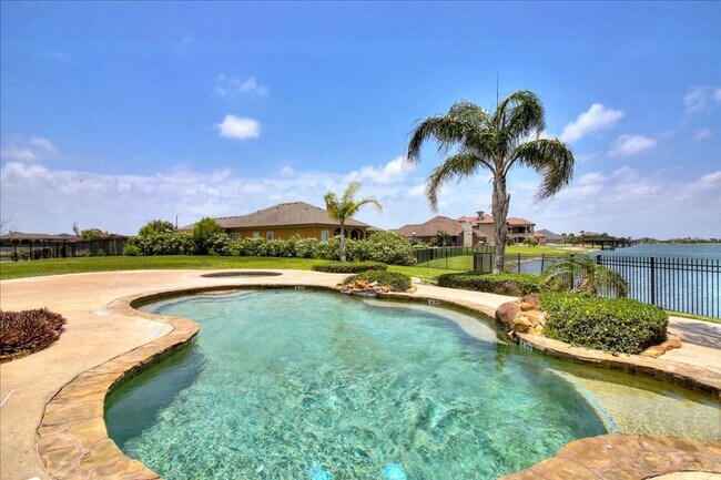 Building Photo - 6241 Lago Vista Dr
