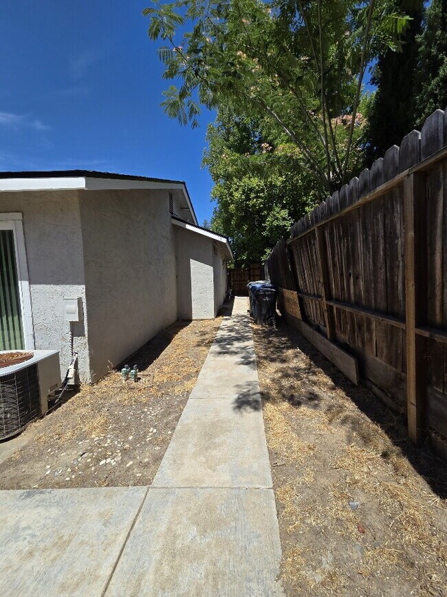 Building Photo - 3-Bedroom house with 2 Baths in Sacramento