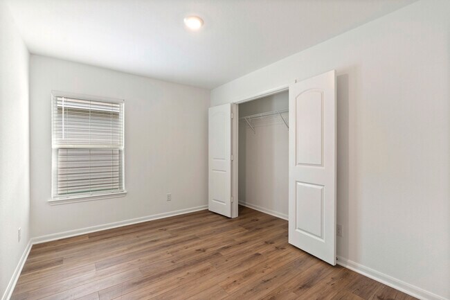 Building Photo - 15223 Telfaire Mdws