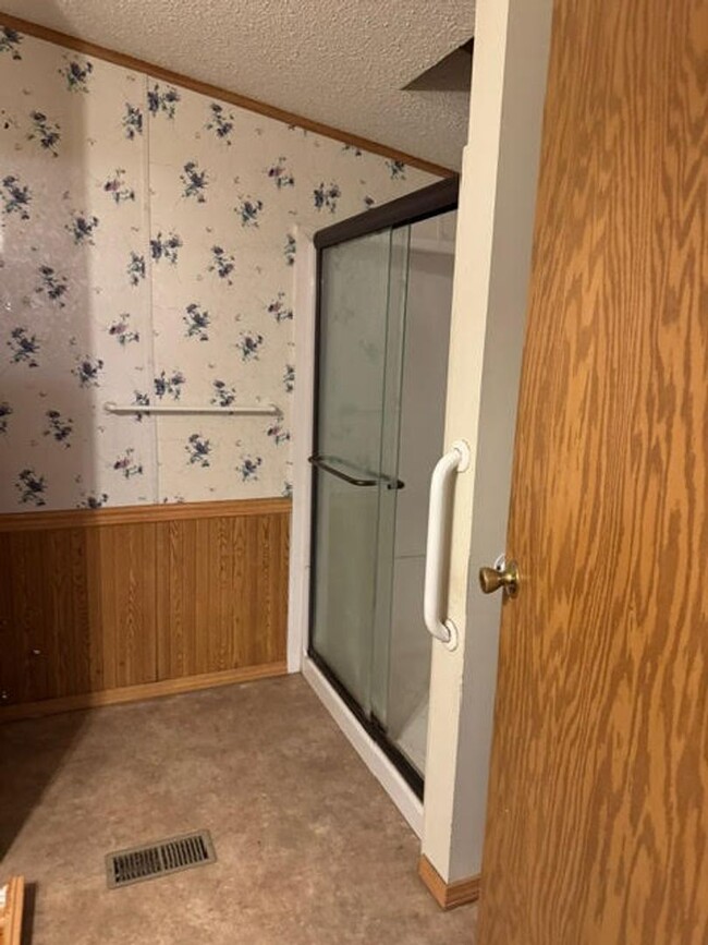 Building Photo - 3 Bedroom - Bloomfield