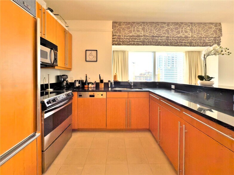 Building Photo - 1435 Brickell Ave