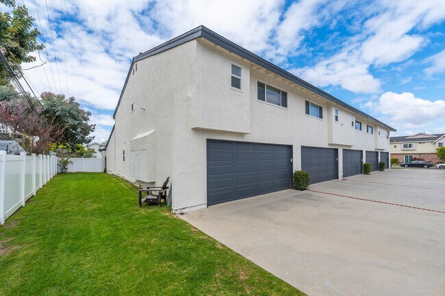 Building Photo - Beautiful Redondo Beach Condominium Rental!