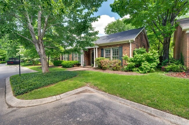 Building Photo - Awesome 3BE/2BA home in the heart of Green...