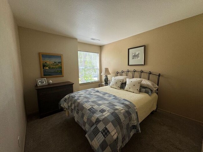 Building Photo - 13th Fairway Views at Lakeridge Golf Course, 3 bed / 2.5 bath! Available Now!