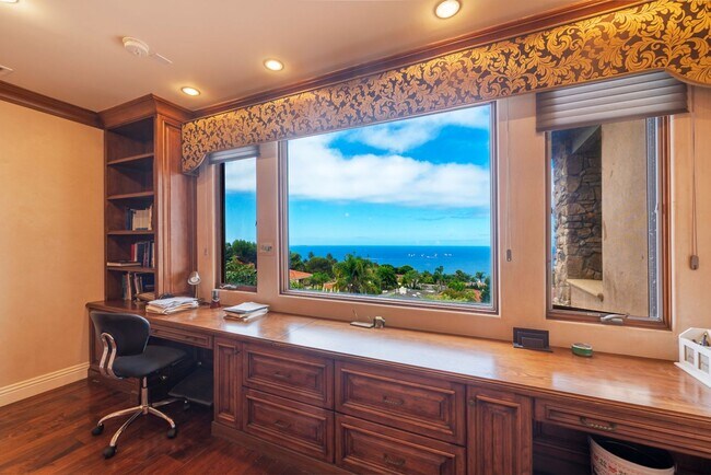 Building Photo - Gorgeous 5 Bedroom Home with sweeping view...