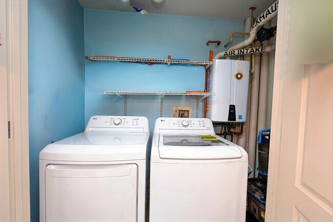 Building Photo - 614 Pond St