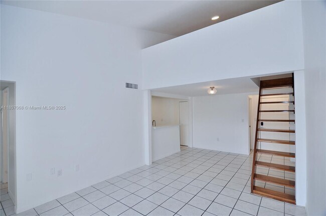Building Photo - 9427 Fontainebleau Blvd