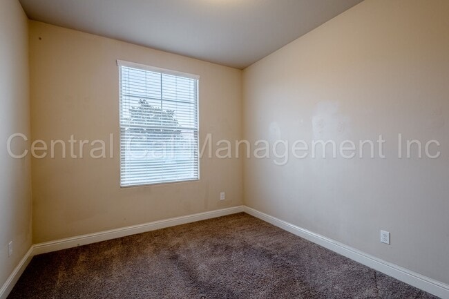 Building Photo - Large 4 Bedroom/2 Bath Home with Solar in Gossamer Grove - $2595 Per Month!