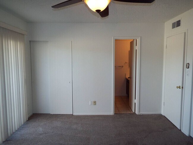 Building Photo - 2 BEDROOM 2 BATHROOM TEMPE CONDO