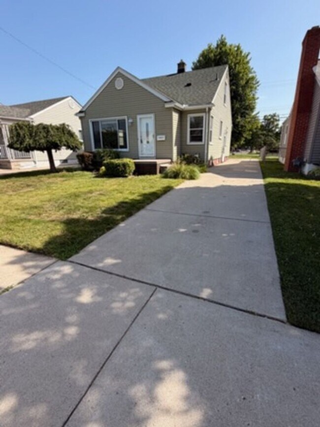 Building Photo - Charming Single-Family Home in Desirable Allen Park Neighborhood