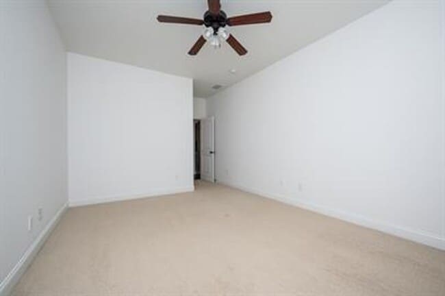 Building Photo - Stunning 4/3 Available Now!
