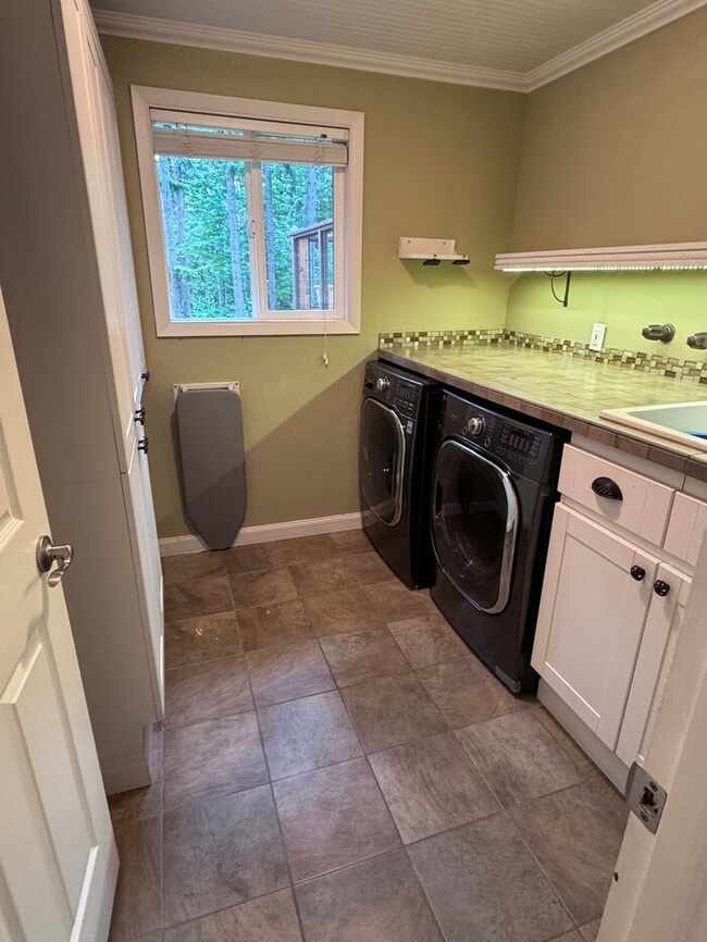 Building Photo - Spacious 4 Bed Home Backing to Private Woodland Trails! Finished Basement, Large Deck, Office, Pe...