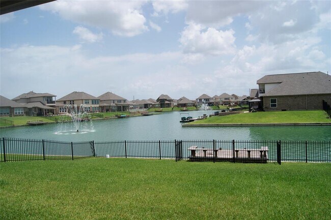 Building Photo - 24319 Bello Everett Lake Dr