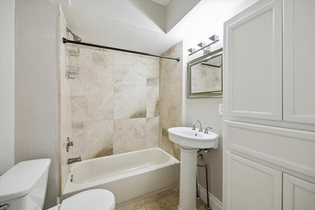 Building Photo - 409 Pecore St