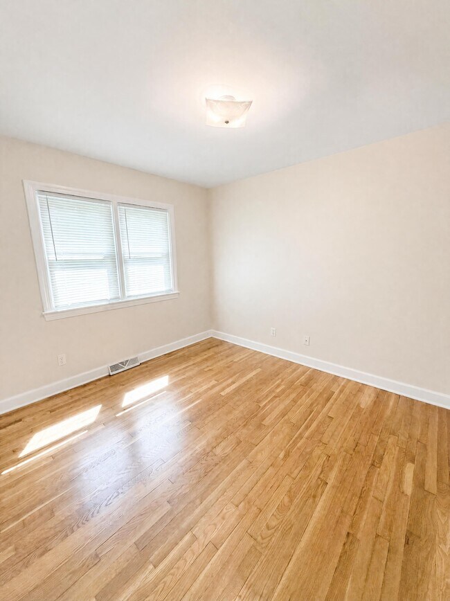 Building Photo - 347 Cedar Dr