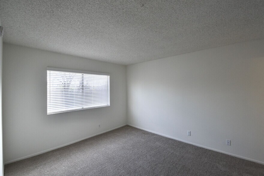 Building Photo - 12249 Oxnard St