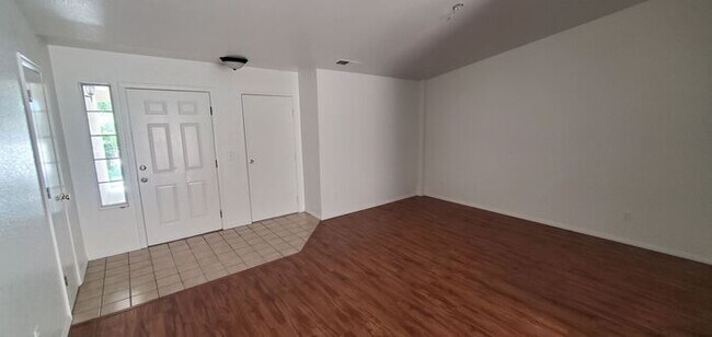 Building Photo - Turlock 2 Bedroom 2 Bath with Garage Triplex