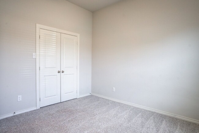 Building Photo - MOVE N SPECIAL Recently built luxury townh...
