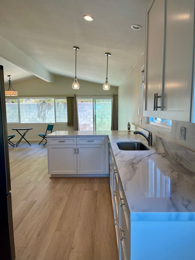 Building Photo - 4 Bedroom 2.5 Bathroom Home, Newly renovat...