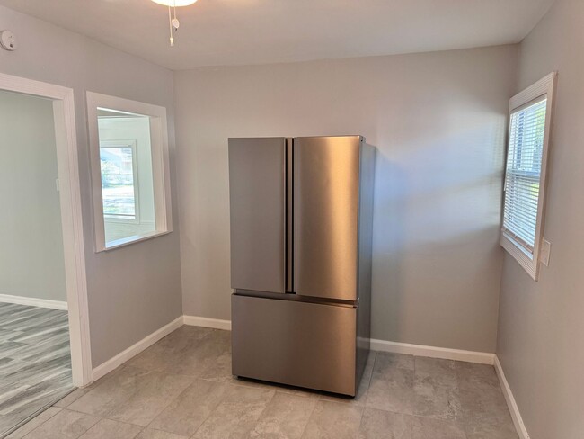Building Photo - Large, 4 bedroom/1 bath home Located in be...