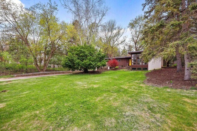 Building Photo - Mid-Century Home