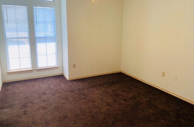Building Photo - 3125 Tudor Ln