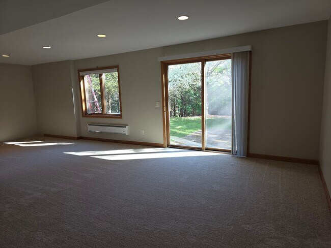 Building Photo - 22 Springbrook Bay