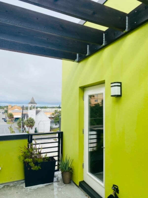 Building Photo - 947 Arlington Ave N