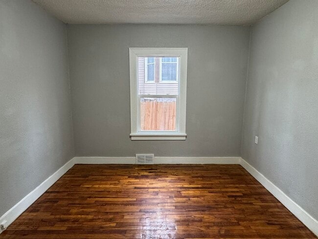 Building Photo - 824 Tremont Ave