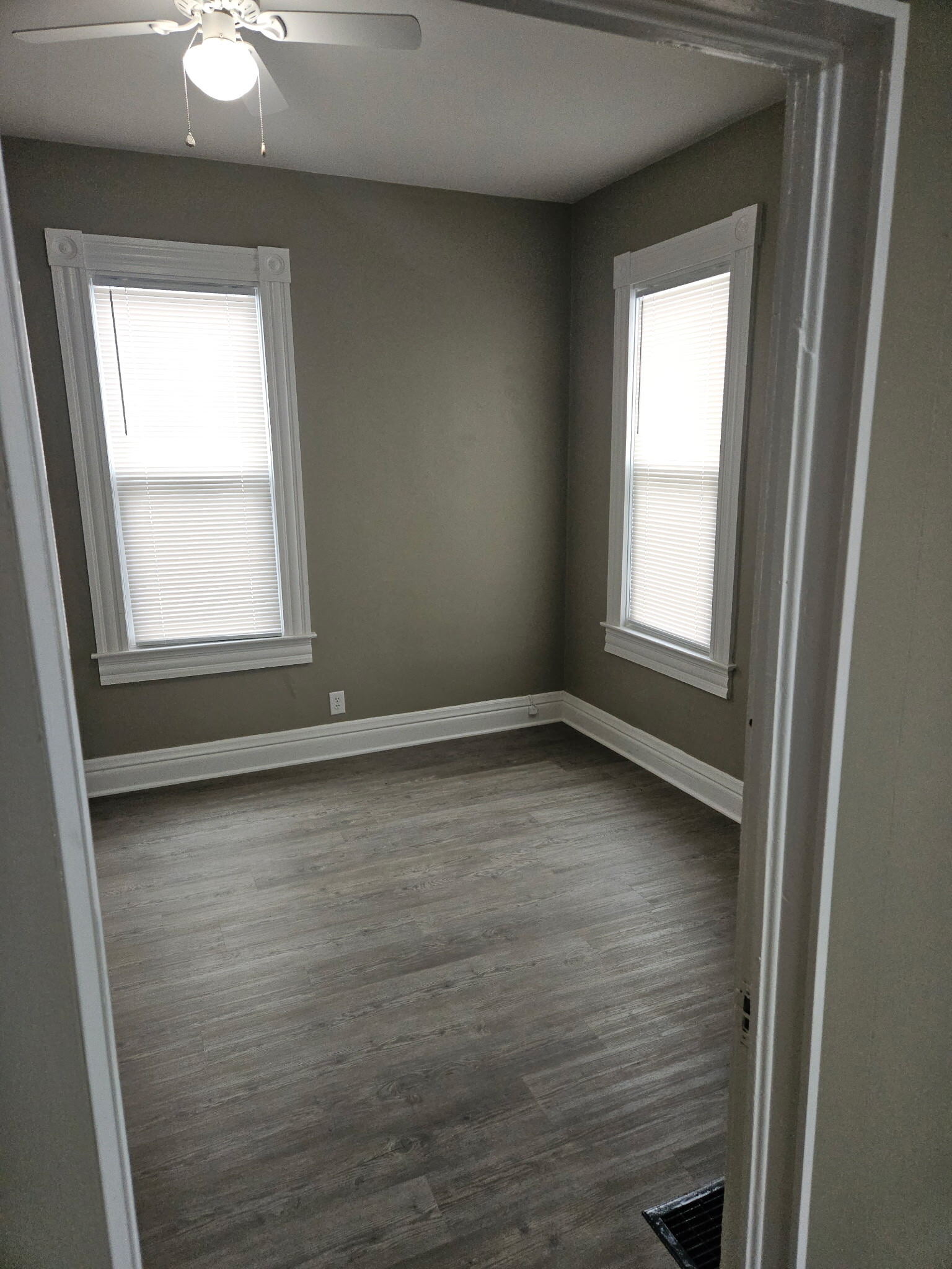 1st bedroom - 1026 Roosevelt Ave