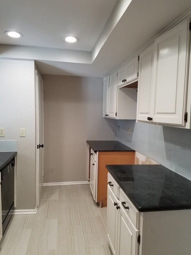 Building Photo - Adorable 2 bedroom townhome style Condo