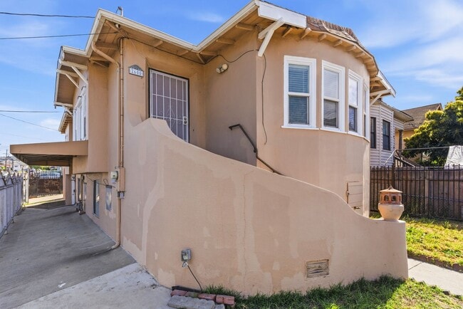 Building Photo - Spacious 3-Bedroom House in Oakland's Meadow Brook